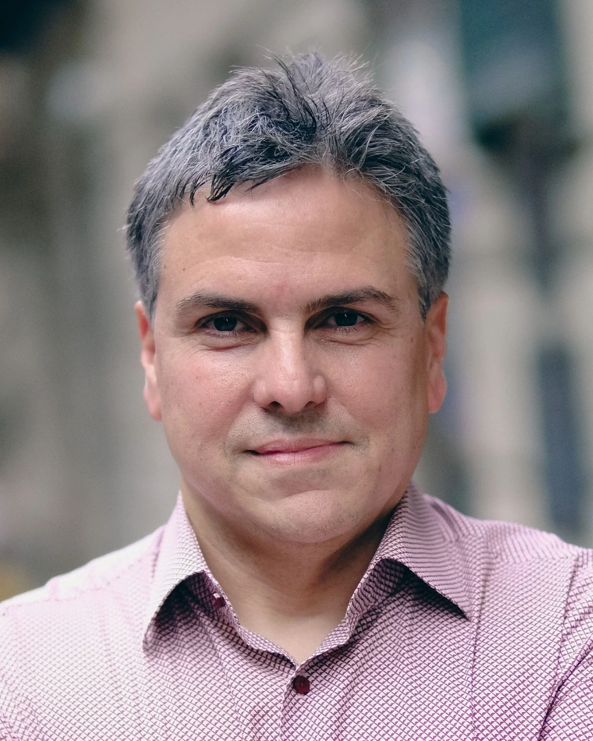 Fabio Thiers, founder of ConverGen AI, in the supplied original portrait.